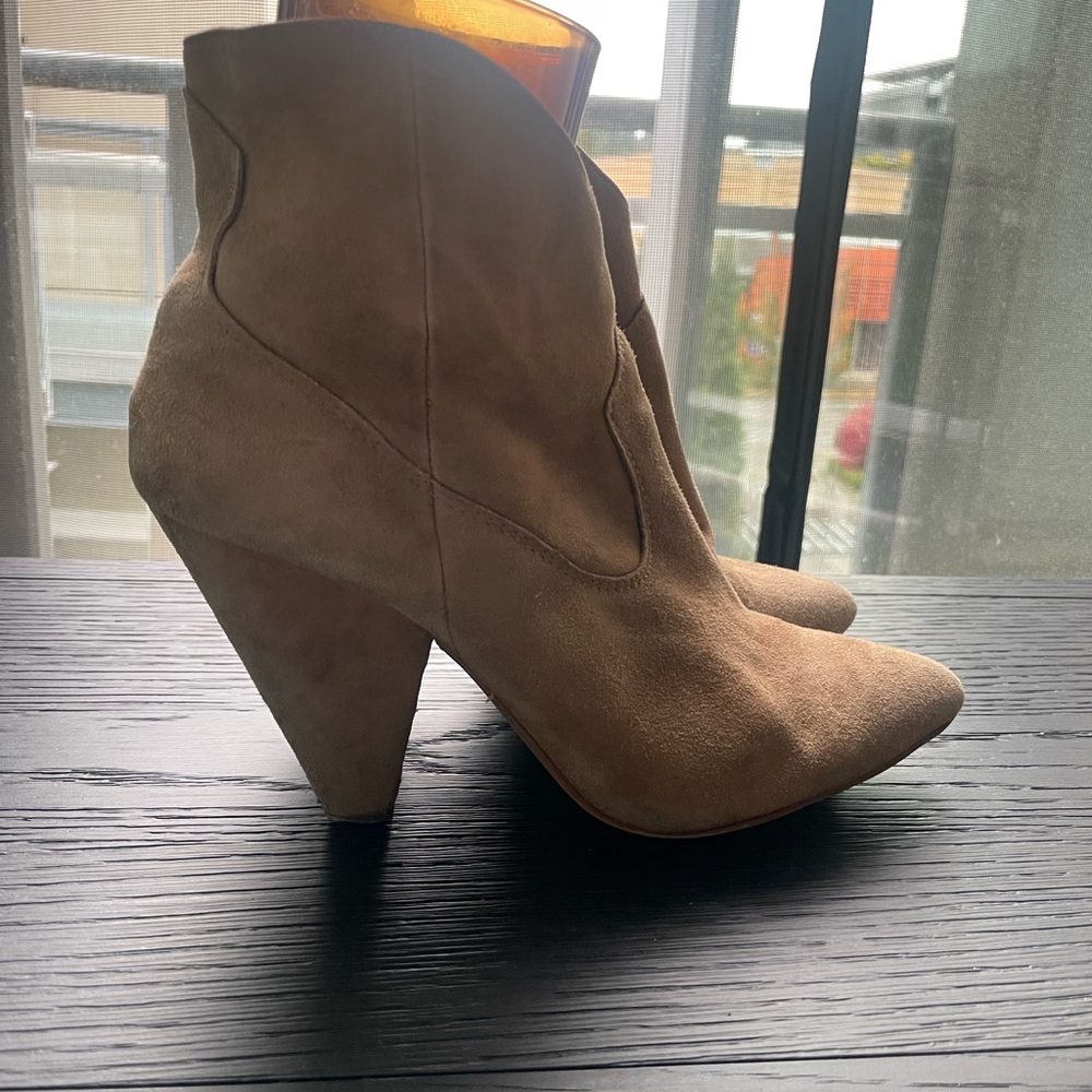 Vince Camuto 5.5 brown suede ankle booties